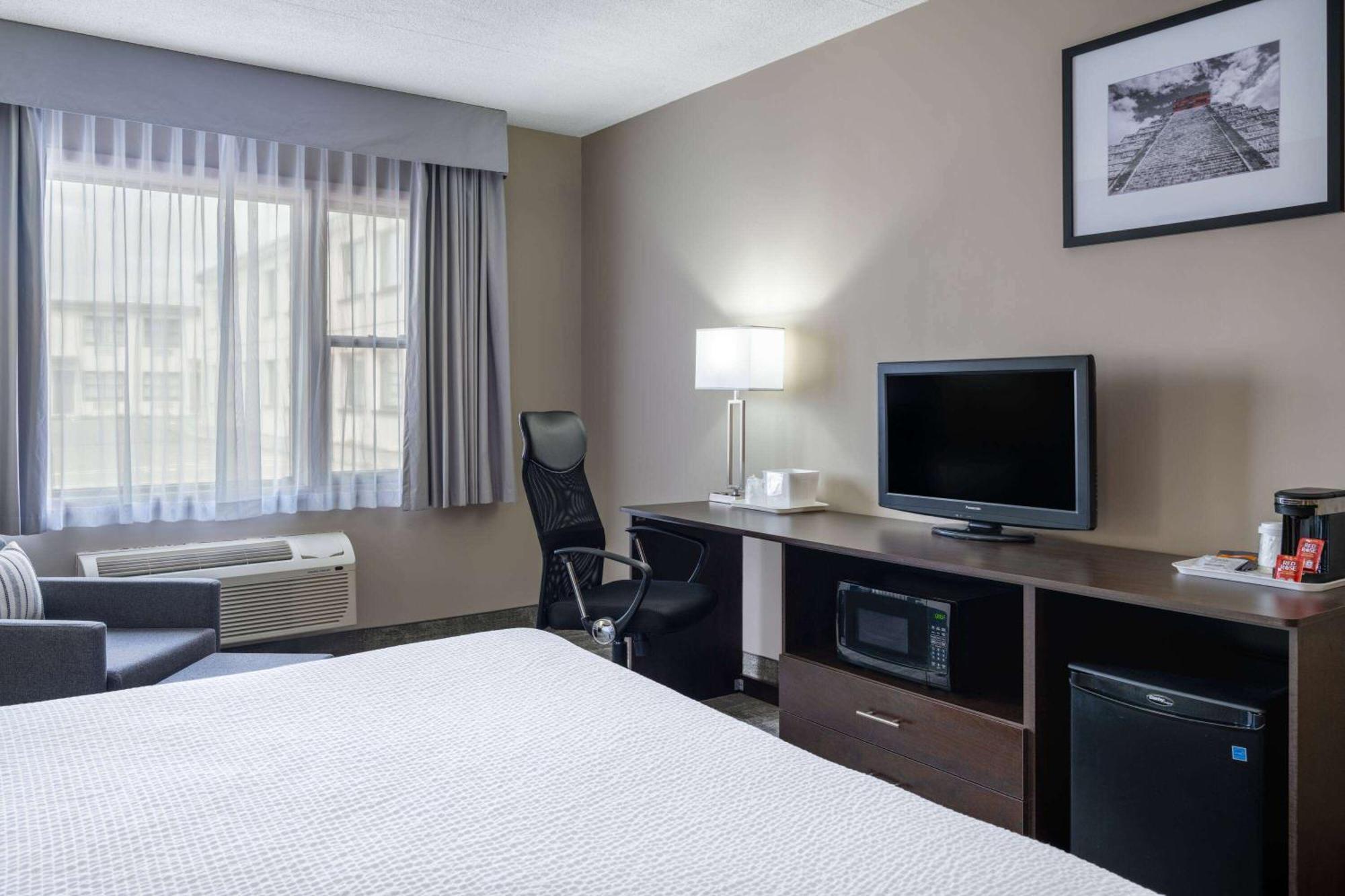 Ramada By Wyndham Thunder Bay Airlane Hotel Екстер'єр фото