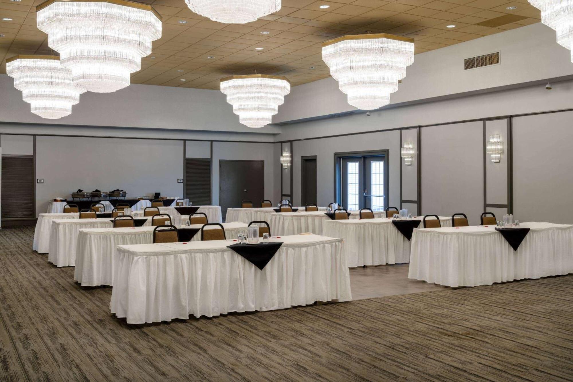 Ramada By Wyndham Thunder Bay Airlane Hotel Екстер'єр фото