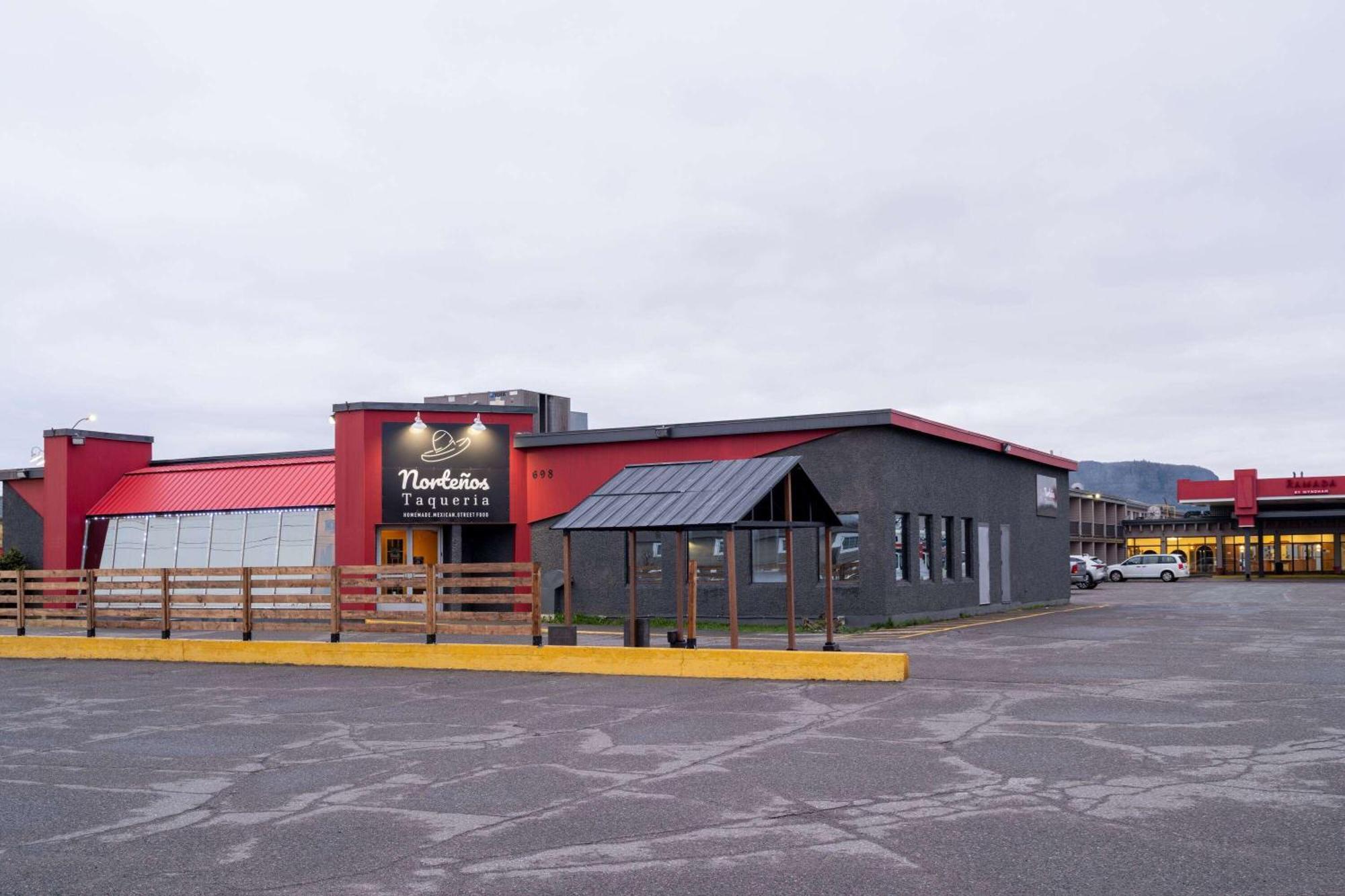 Ramada By Wyndham Thunder Bay Airlane Hotel Екстер'єр фото