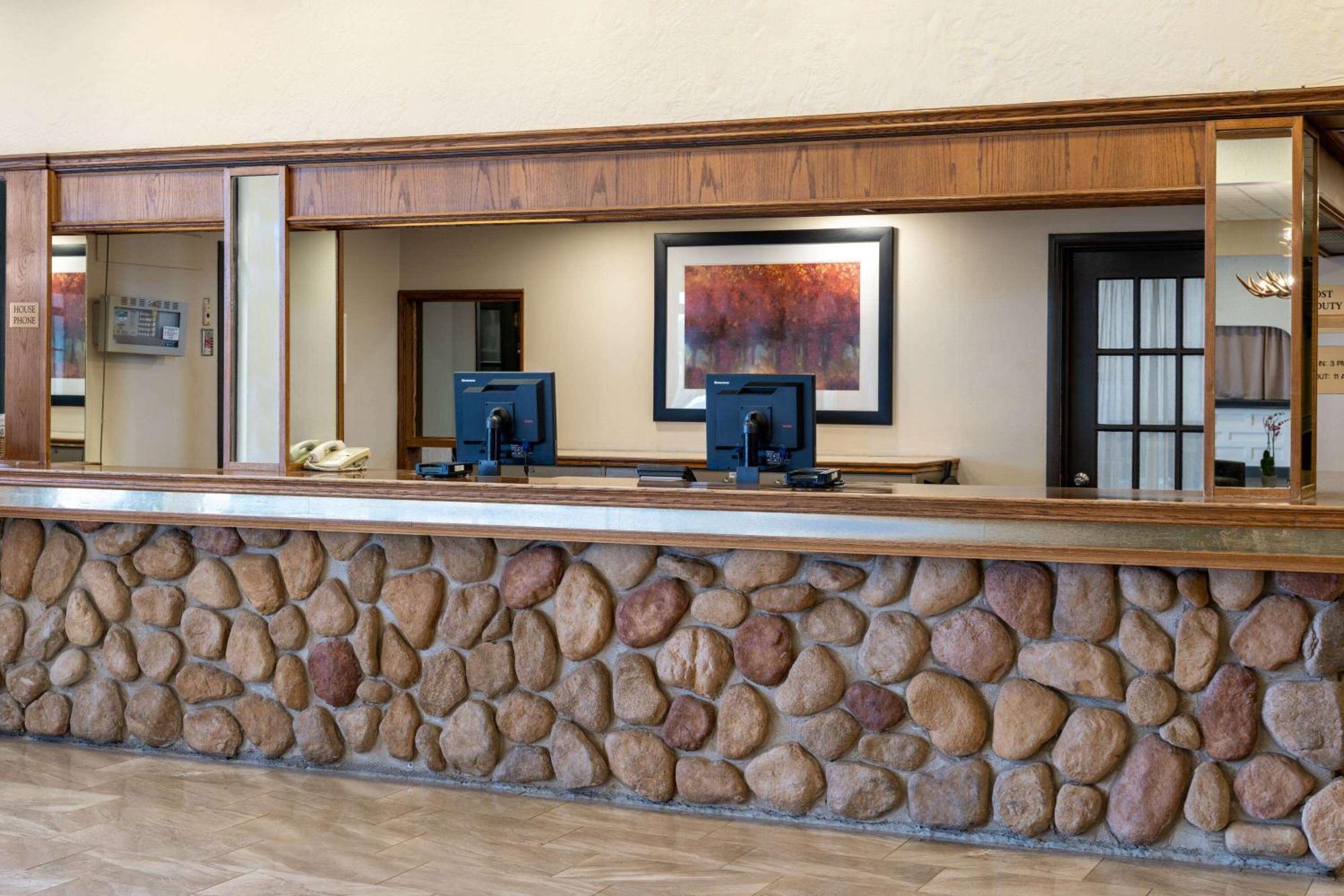 Ramada By Wyndham Thunder Bay Airlane Hotel Екстер'єр фото