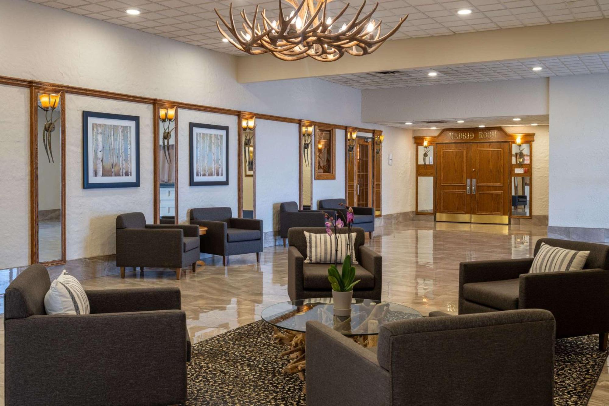 Ramada By Wyndham Thunder Bay Airlane Hotel Екстер'єр фото