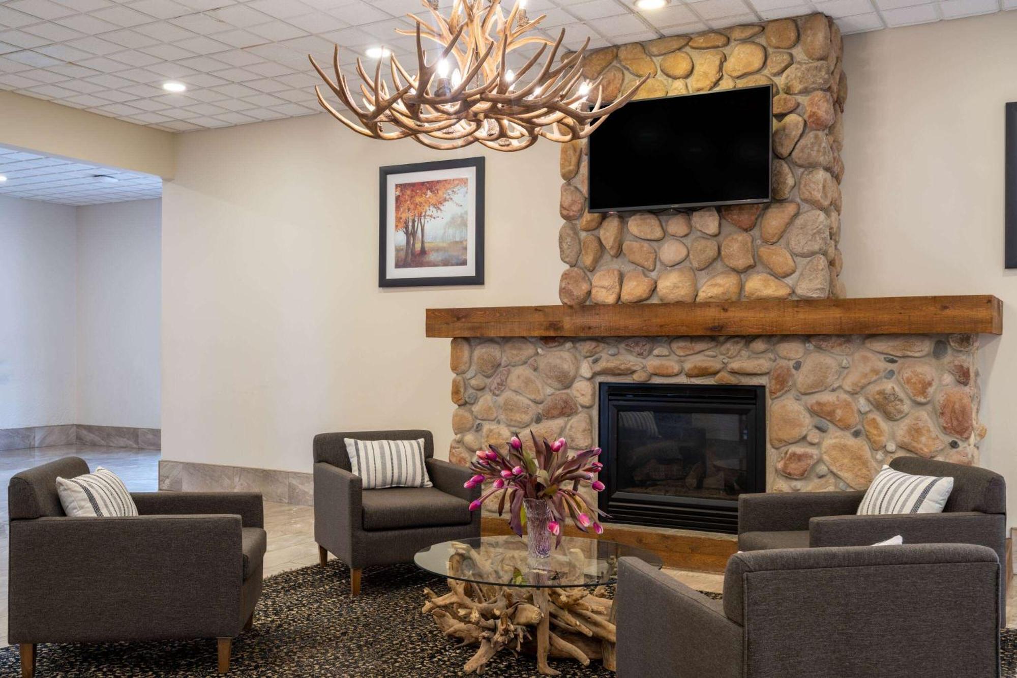Ramada By Wyndham Thunder Bay Airlane Hotel Екстер'єр фото