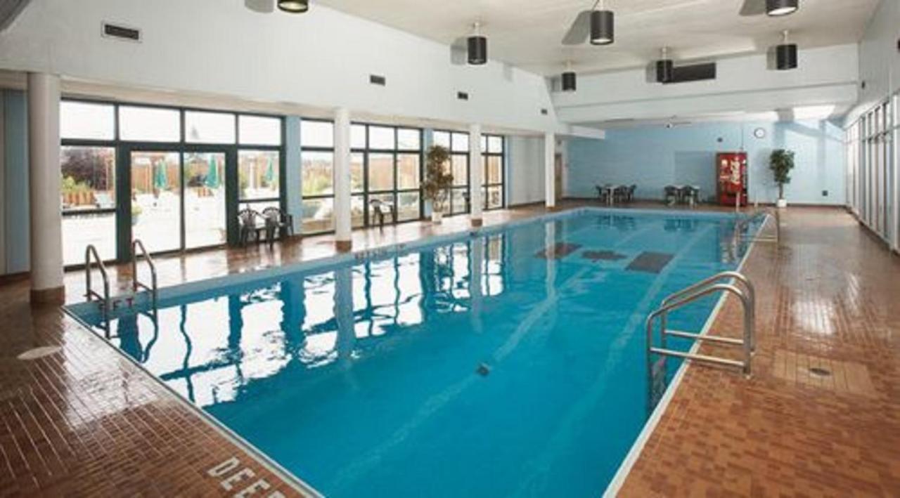 Ramada By Wyndham Thunder Bay Airlane Hotel Екстер'єр фото