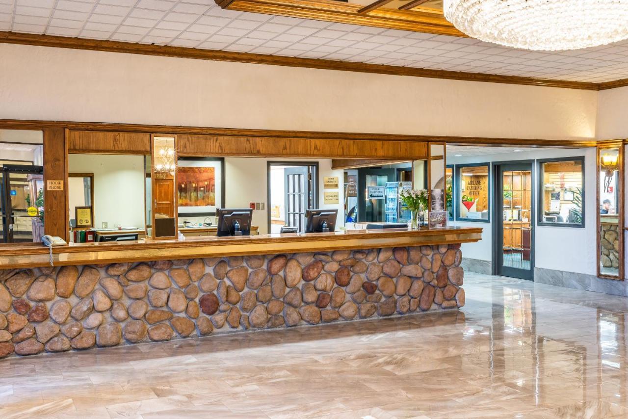Ramada By Wyndham Thunder Bay Airlane Hotel Екстер'єр фото